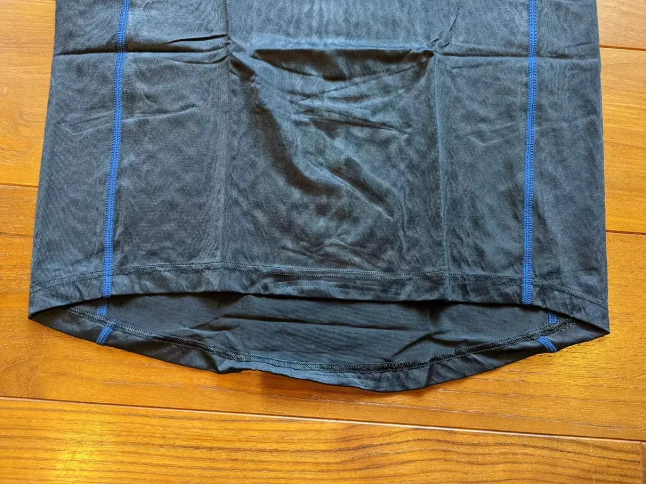 Tシャツの背中側はロングテイル