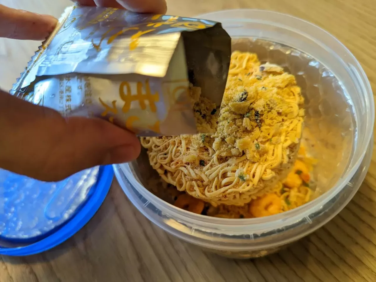 カップラーメンに卵スープを追加