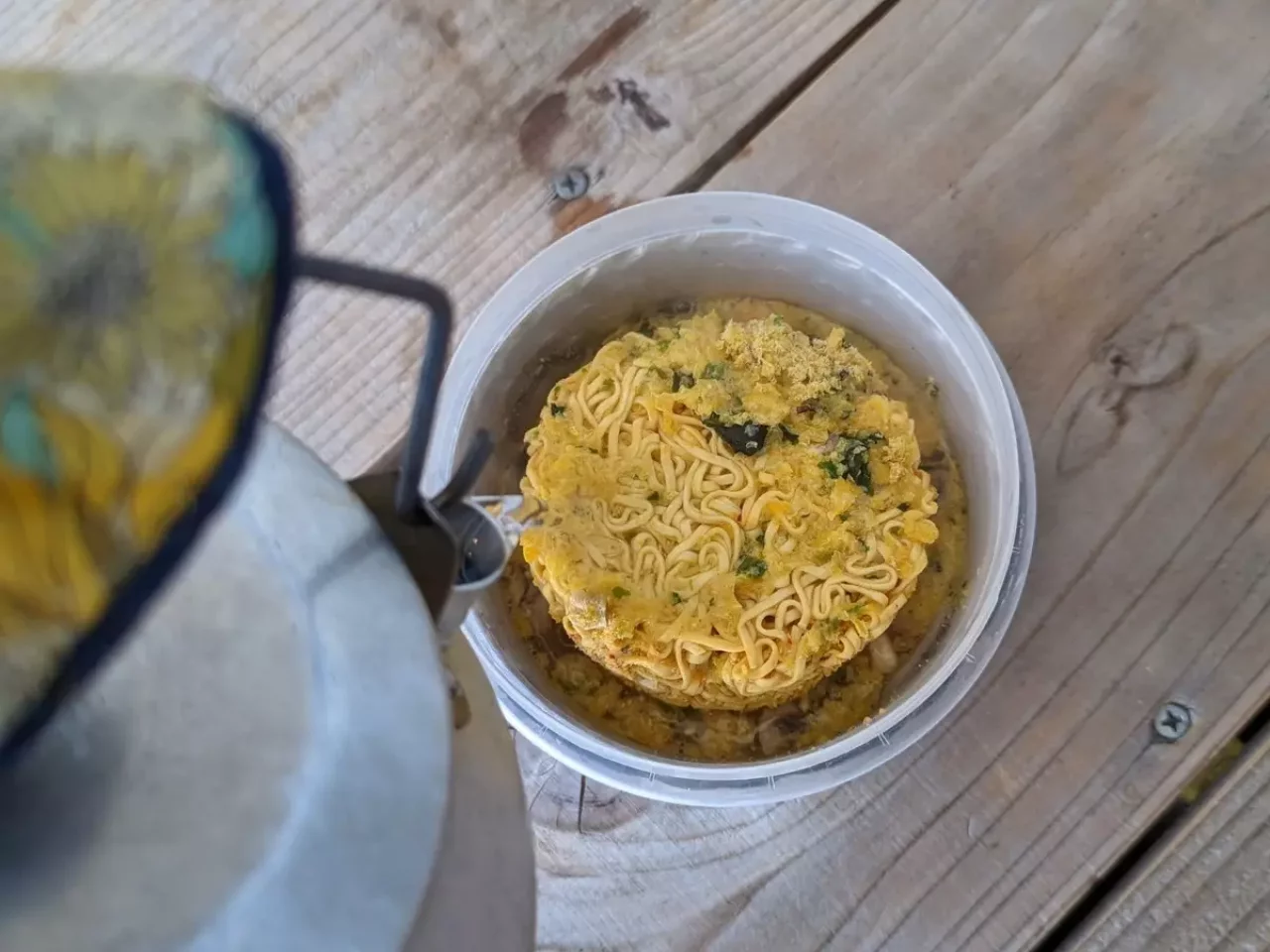 カップラーメントムヤムクンなどのカプサイシン強めのラーメンと卵スープの組み合わせ