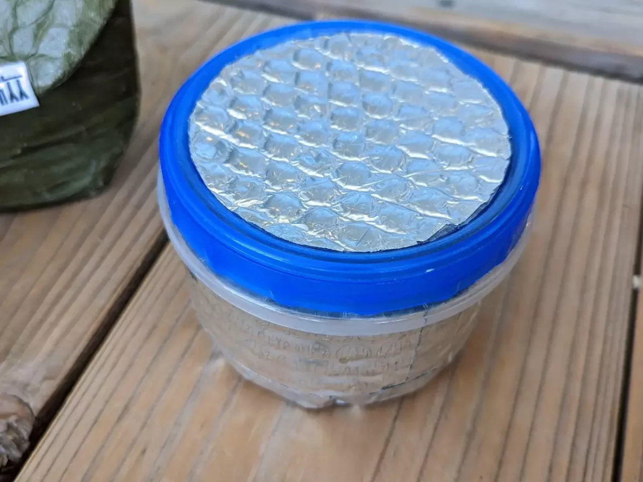 熱いお湯をスクリューロックに入れた状態で手に持つことができる