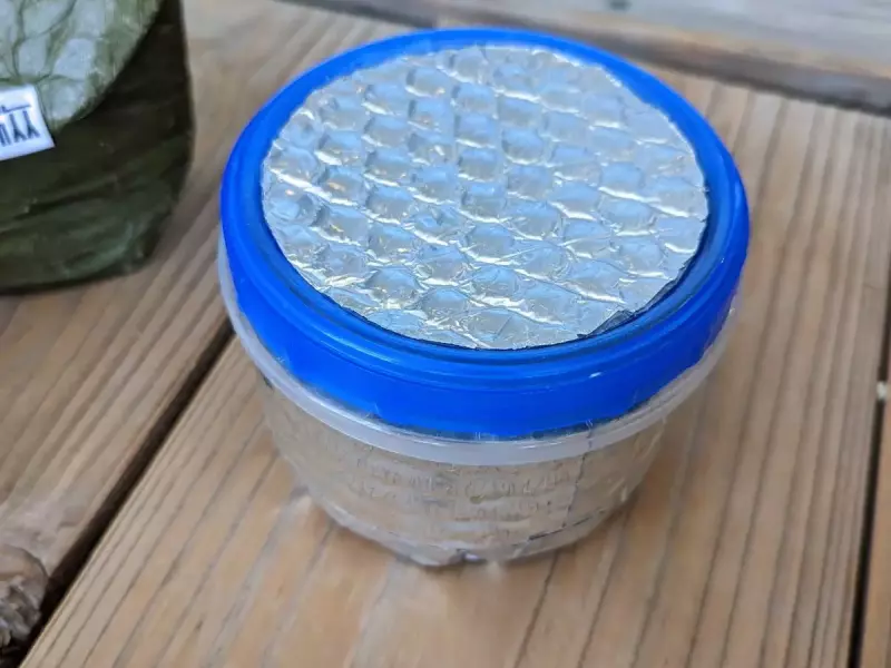 熱いお湯をスクリューロックに入れた状態で手に持つことができる