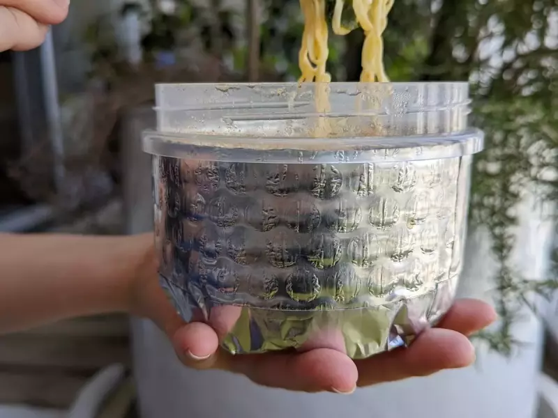 保温力に優れたアストロフォイルをジップロックのスクリューロックにぴったりハマるように作られた保温ケース