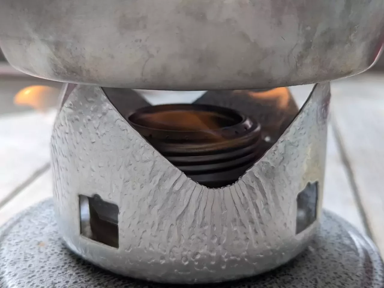 アルコールストーブが温められると、気化したアルコールが燃焼し、火口から力強い炎が出始めます。