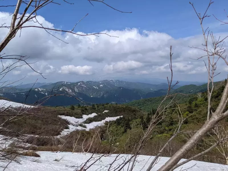 栗駒山・産沼コースの山腹から望む山並み
栗駒山 登山