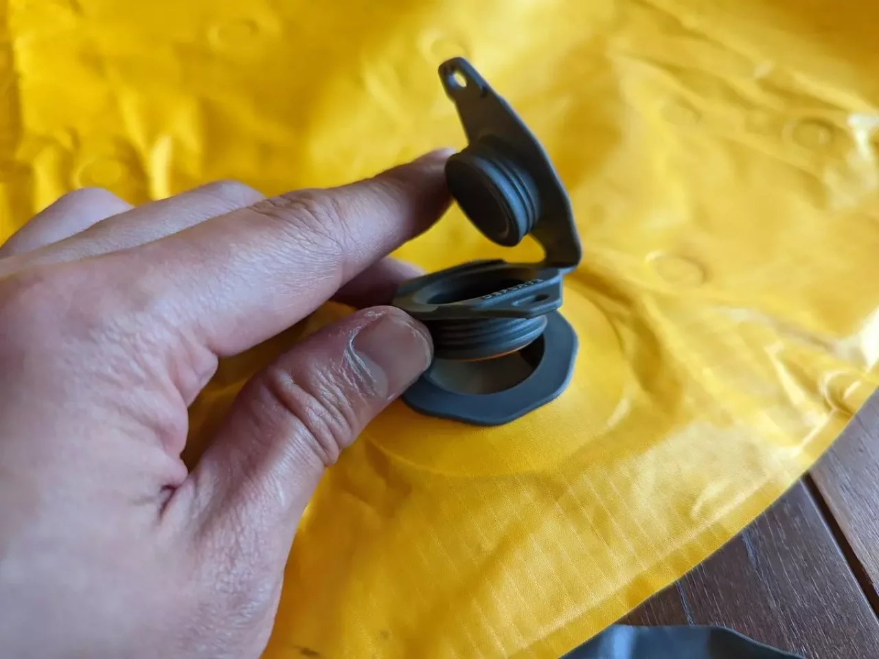 空気を抜くときはテントマットに取り付けられているバルブを取り外す