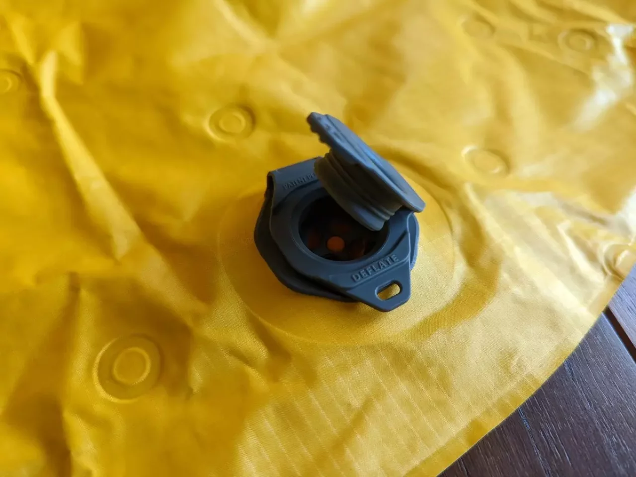 容易にテントマットを膨らませることができる機能性