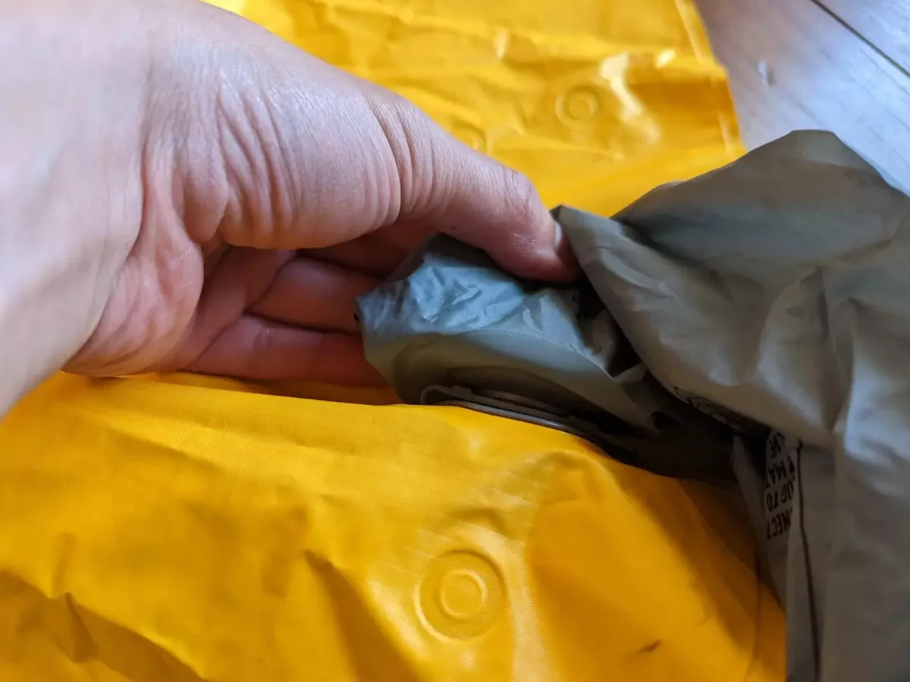 バルブにポンプが一体になったスタッフサックを取り付けて膨らませる