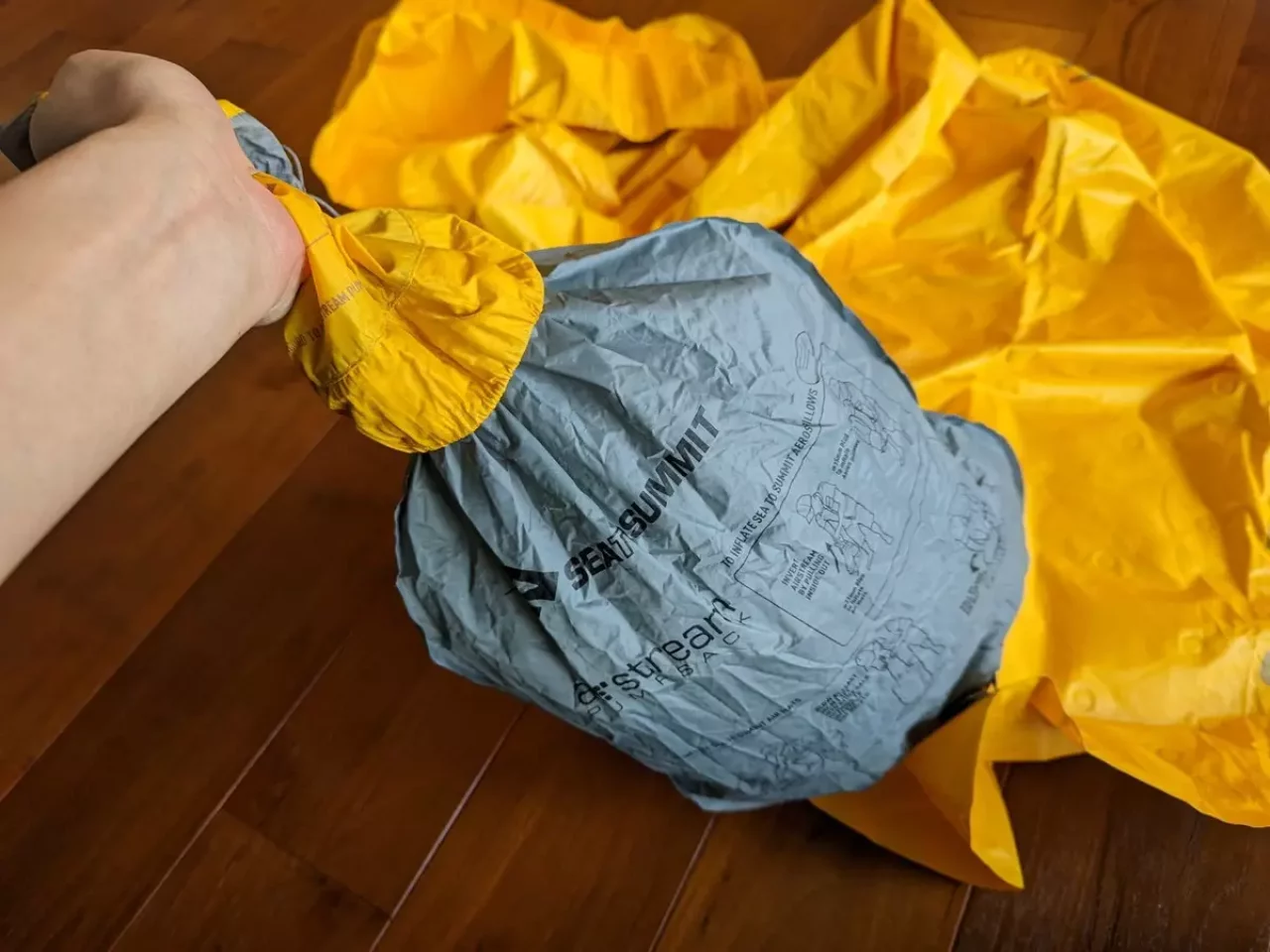 バルブにポンプが一体になったスタッフサックを取り付けて膨らませる