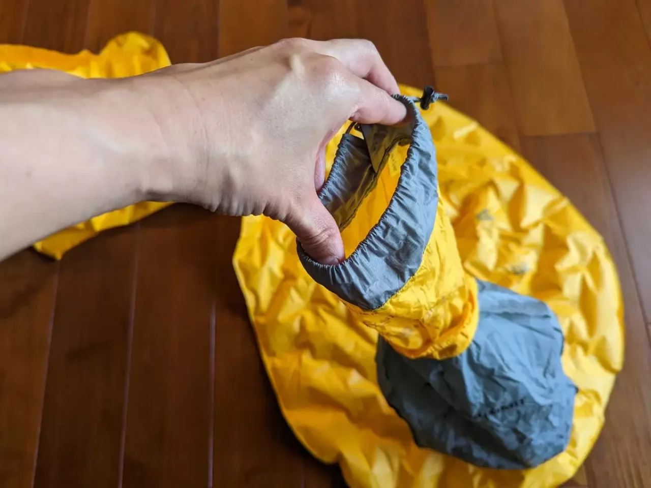 バルブにポンプが一体になったスタッフサックを取り付けて膨らませる