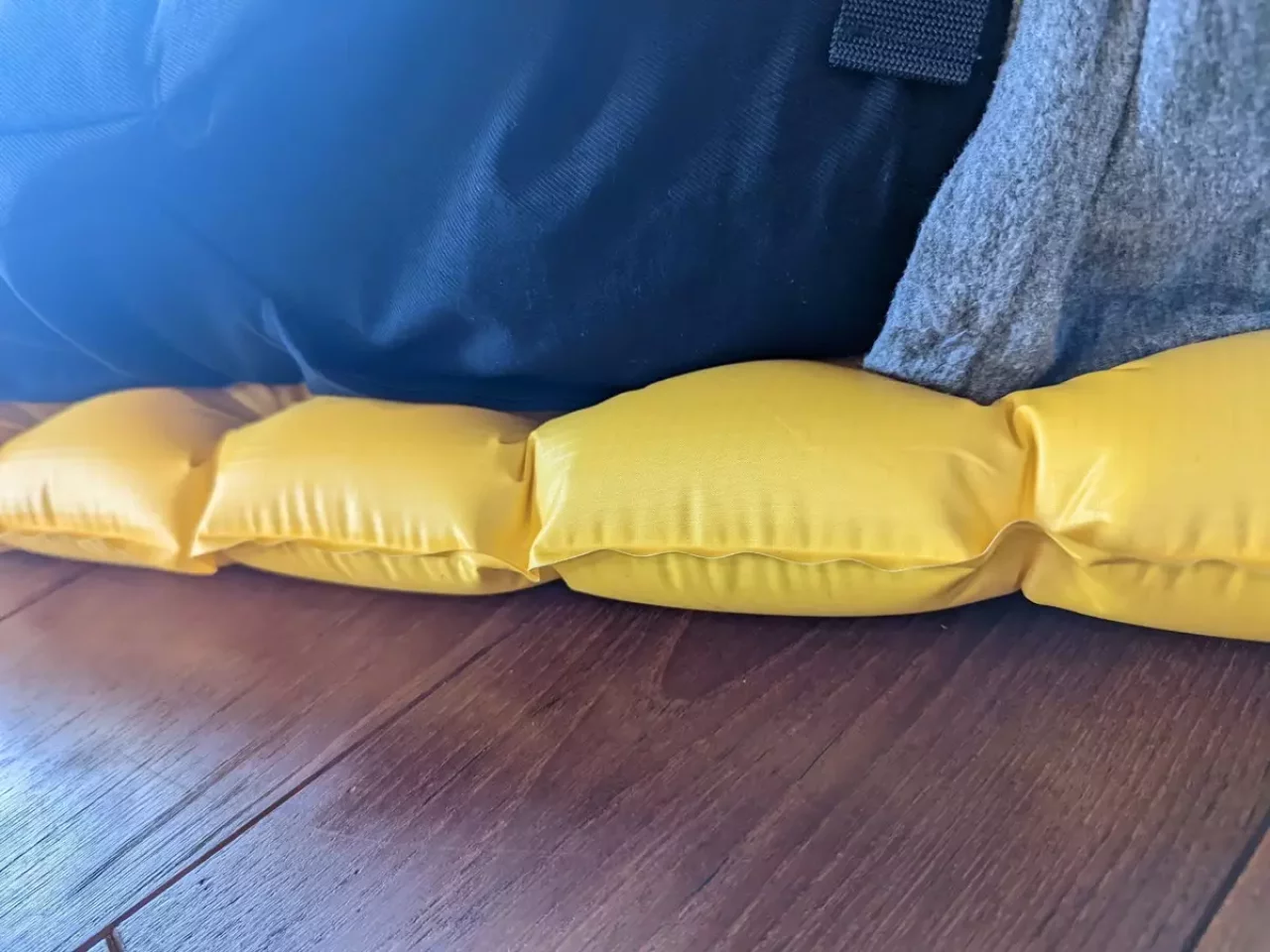 テントマットと体が擦れる音がしづらい