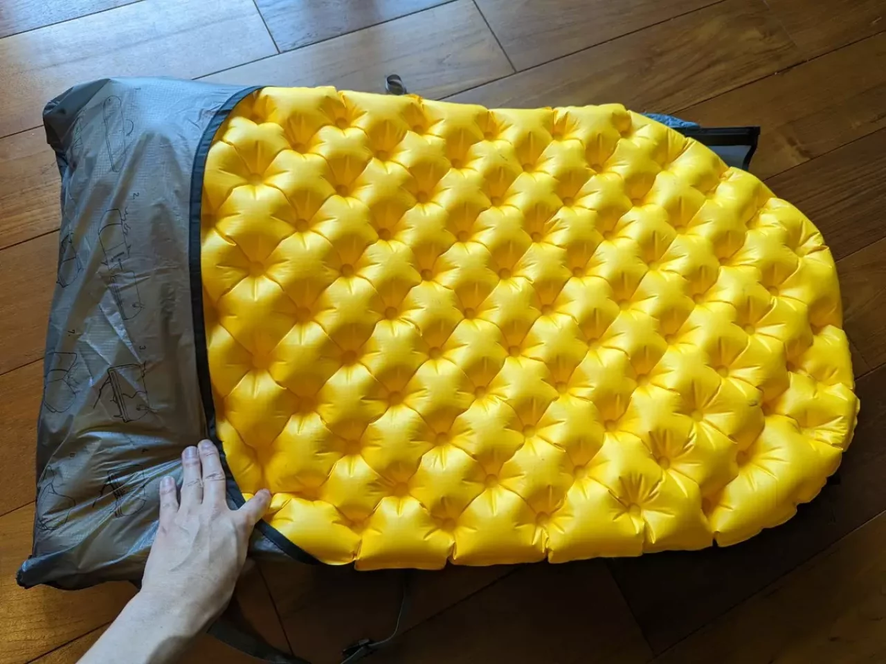 テントマットを2つ折りにしエアチェアのスリーブに収めます。