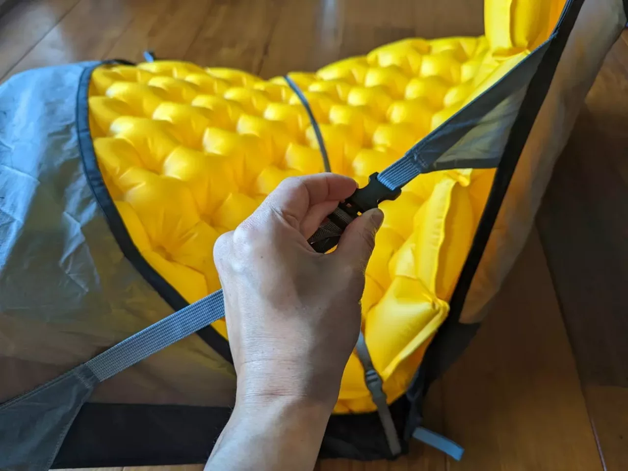 最後にエアチェアのサイドのバックルを留めて90度にしたら完成