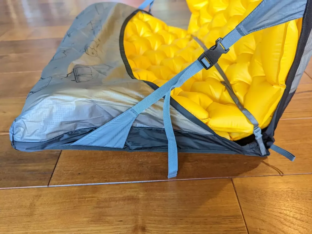 最後にエアチェアのサイドのバックルを留めて90度にしたら完成