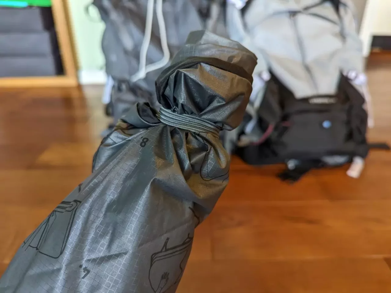 クルクルと丸めた後に上下にあるゴムでまとめる