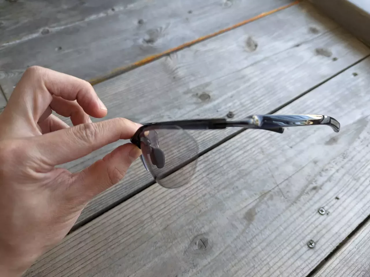 上方や横からの紫外線を防ぐサングラス