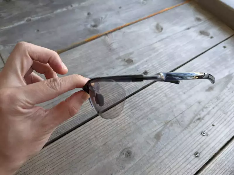 上方や横からの紫外線を防ぐサングラス