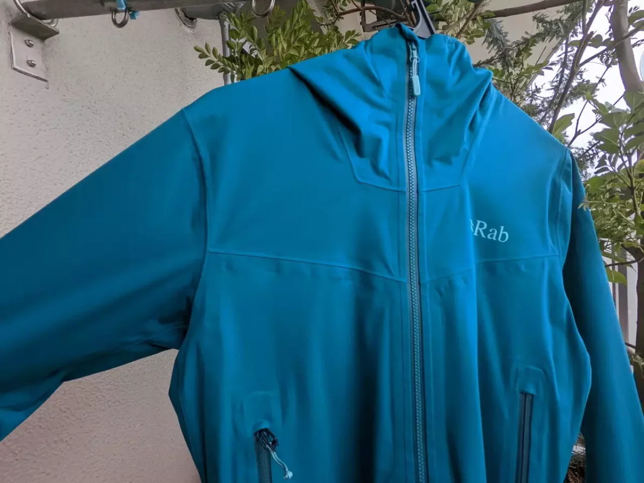 乾燥して撥水剤をウェアに付着させる