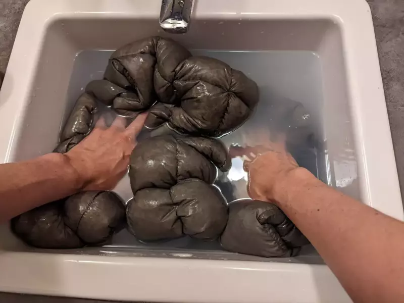 ダウン用洗剤で洗濯をする(手洗い編) ダウンジャケットの正しい洗濯方法