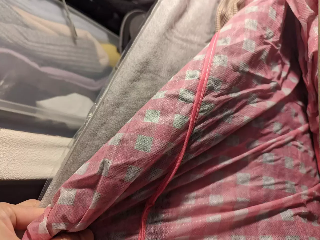 ダウンジャケットをクローゼットに収納する際