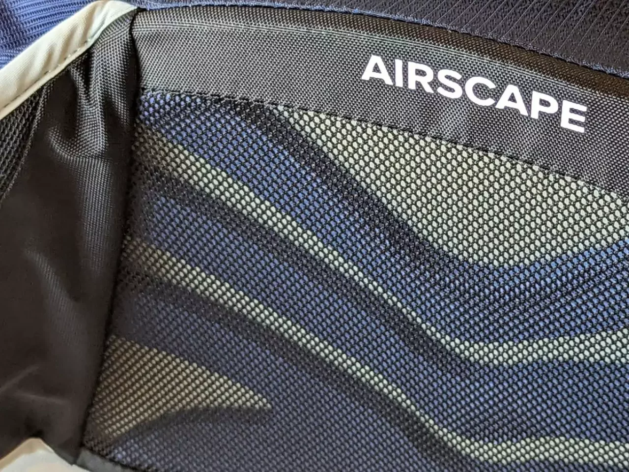 メッシュ地で、さらに空気の通り道がある