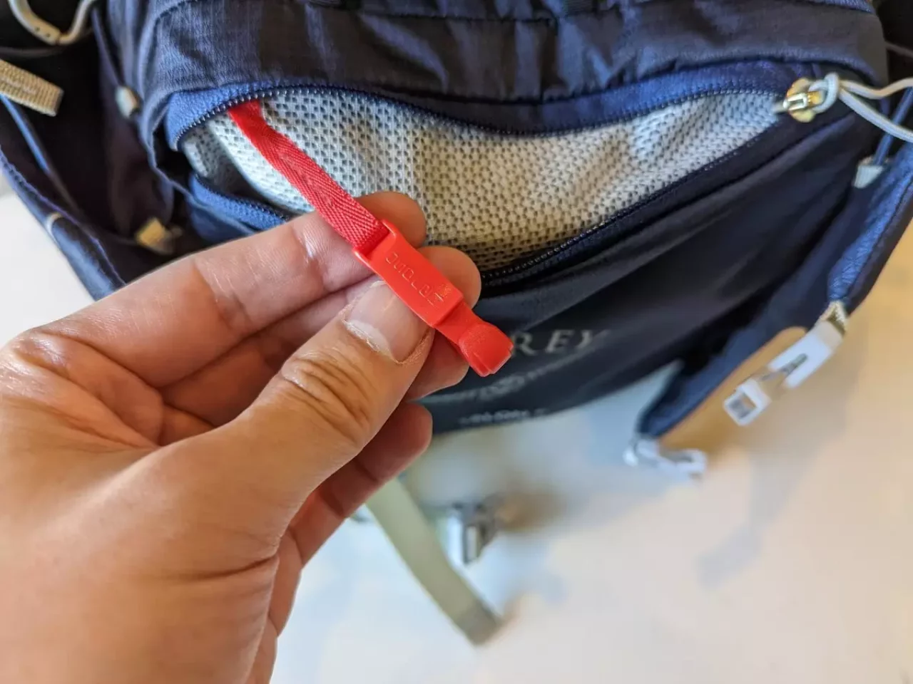 メインのポケットとメッシュで区切られていて軽量化をはかっています