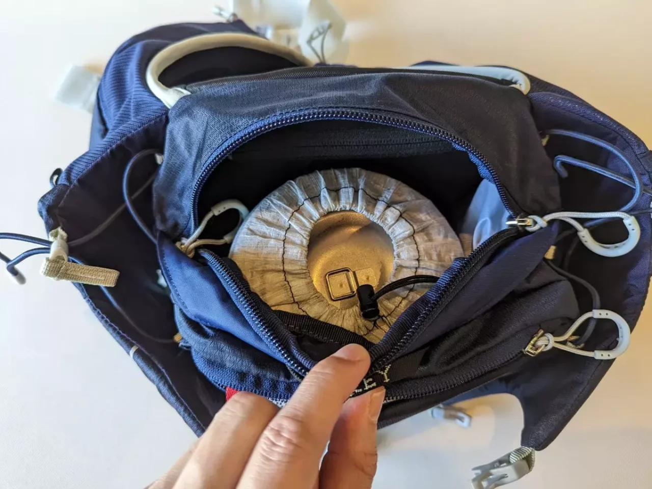 メインのポケットは、直径10cm弱のクッカーを横にせずそのまま収納することができる収納力