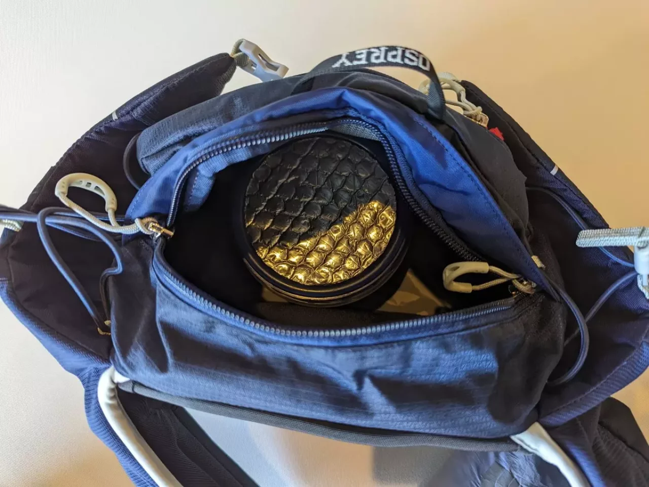 空いたスペースにはウインドブレーカー兼レインジャケットとおにぎり