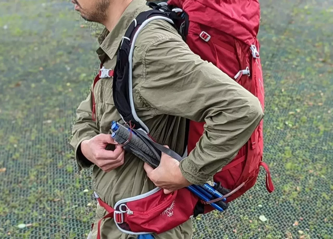 トレッキングポールを一時固定できるアタッチメント