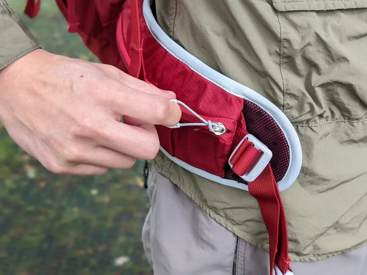 ウエストベルトのジッパーポケットも標準装備