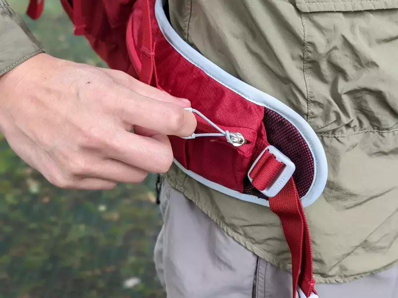 ウエストベルトのジッパーポケットも標準装備