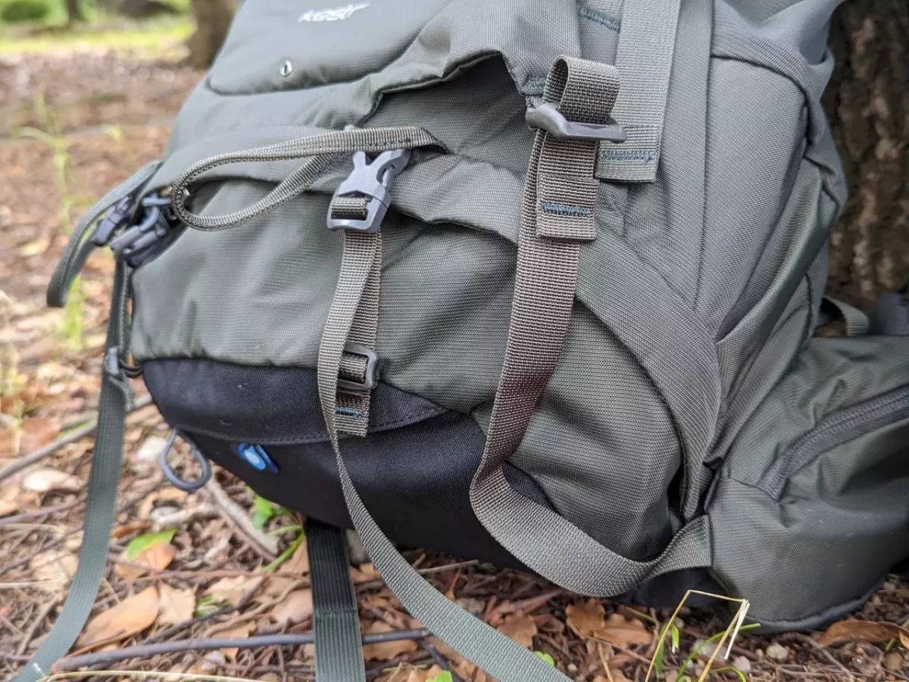 ザックのフロントポケットとサイドポケットの下部が補強