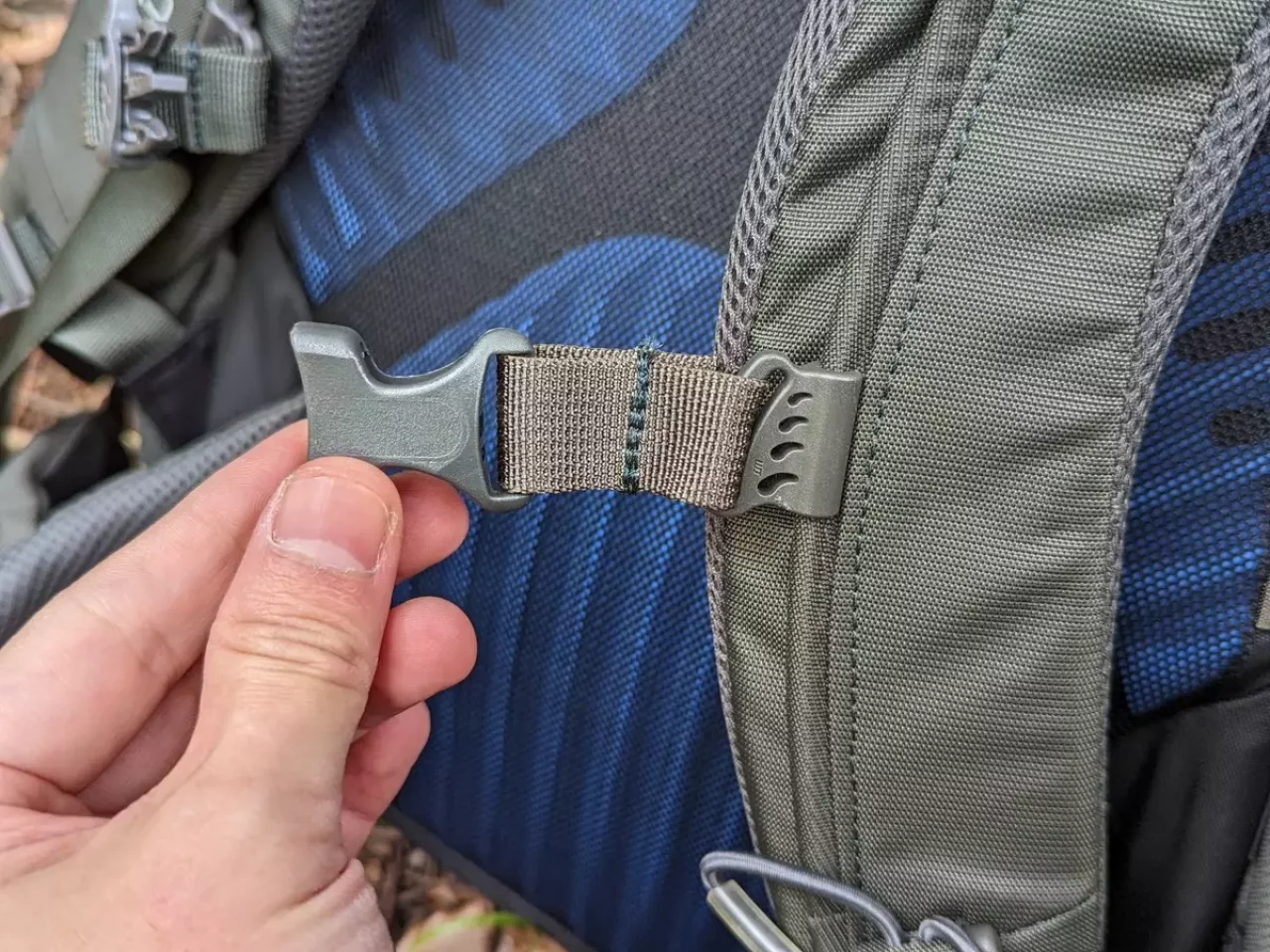 は自由な位置に素早くチェストストラップを配置