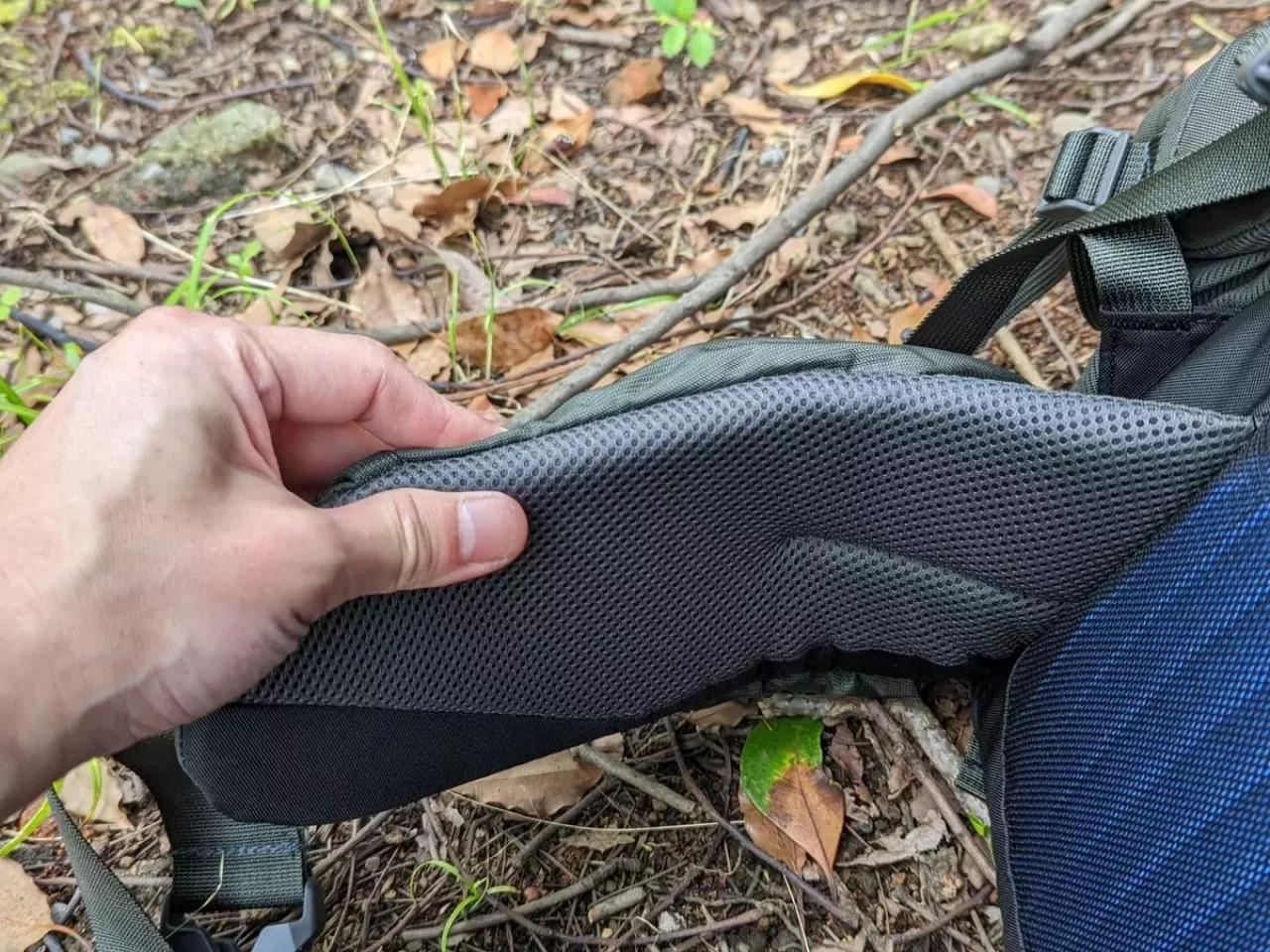 ウエストベルトは荷重を支えて安定させるパッド入り