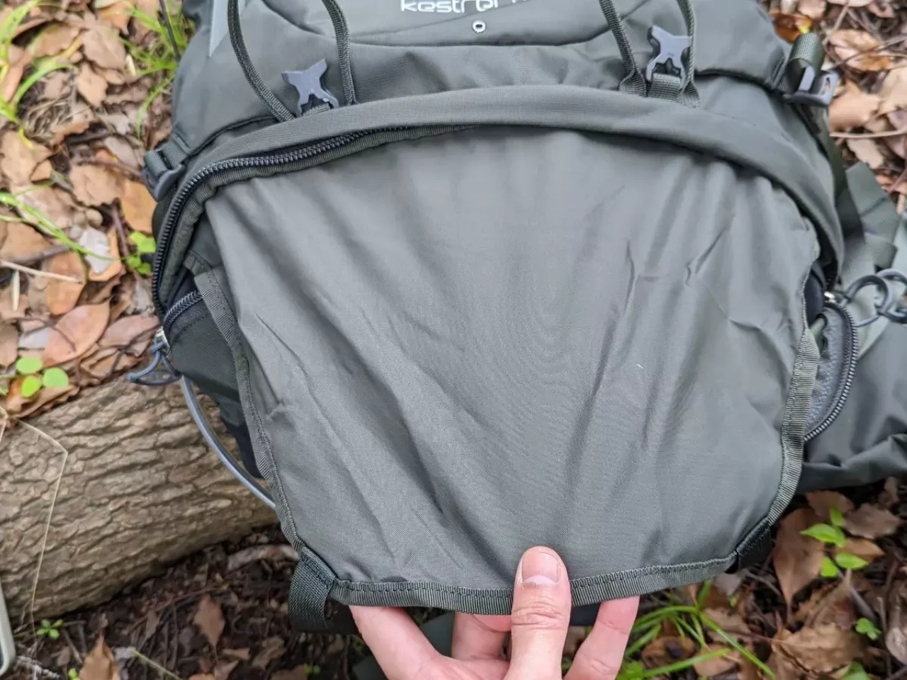 メインのポケットは1気室と2気室と自由に変えることができます。