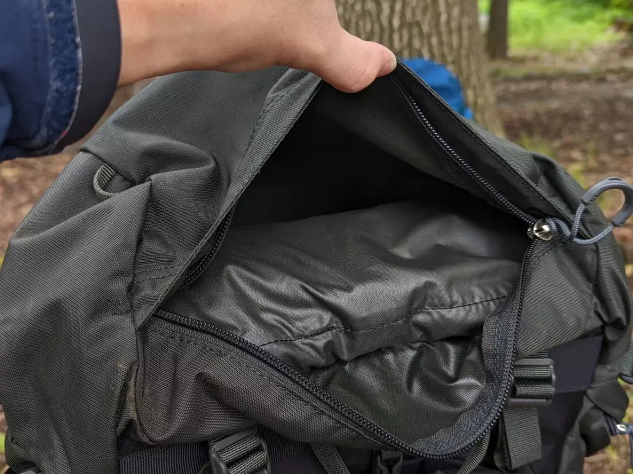 雨蓋にはジッパーポケットを装備