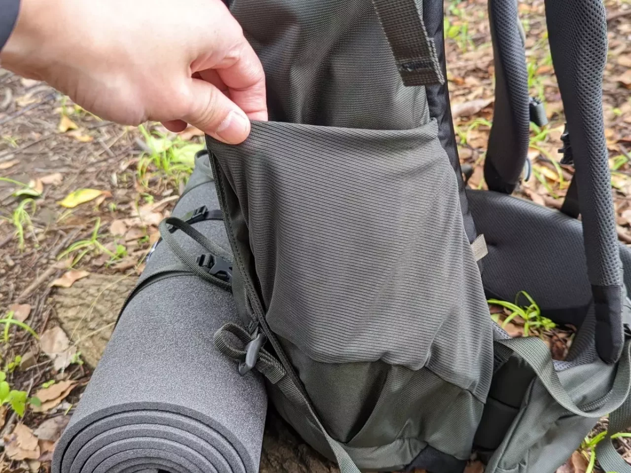 左右のストレッチポケットにはナルゲンボトル1Lサイズを収納