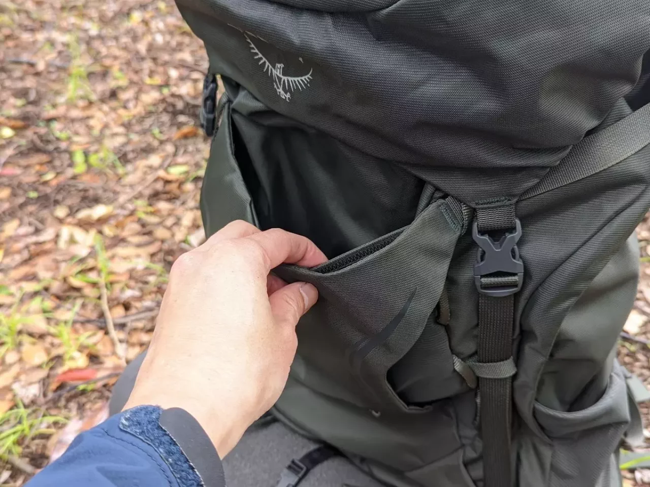 ザックの前面にもポケットが付いており、ウィンドブレーカーなどを入れておけます。