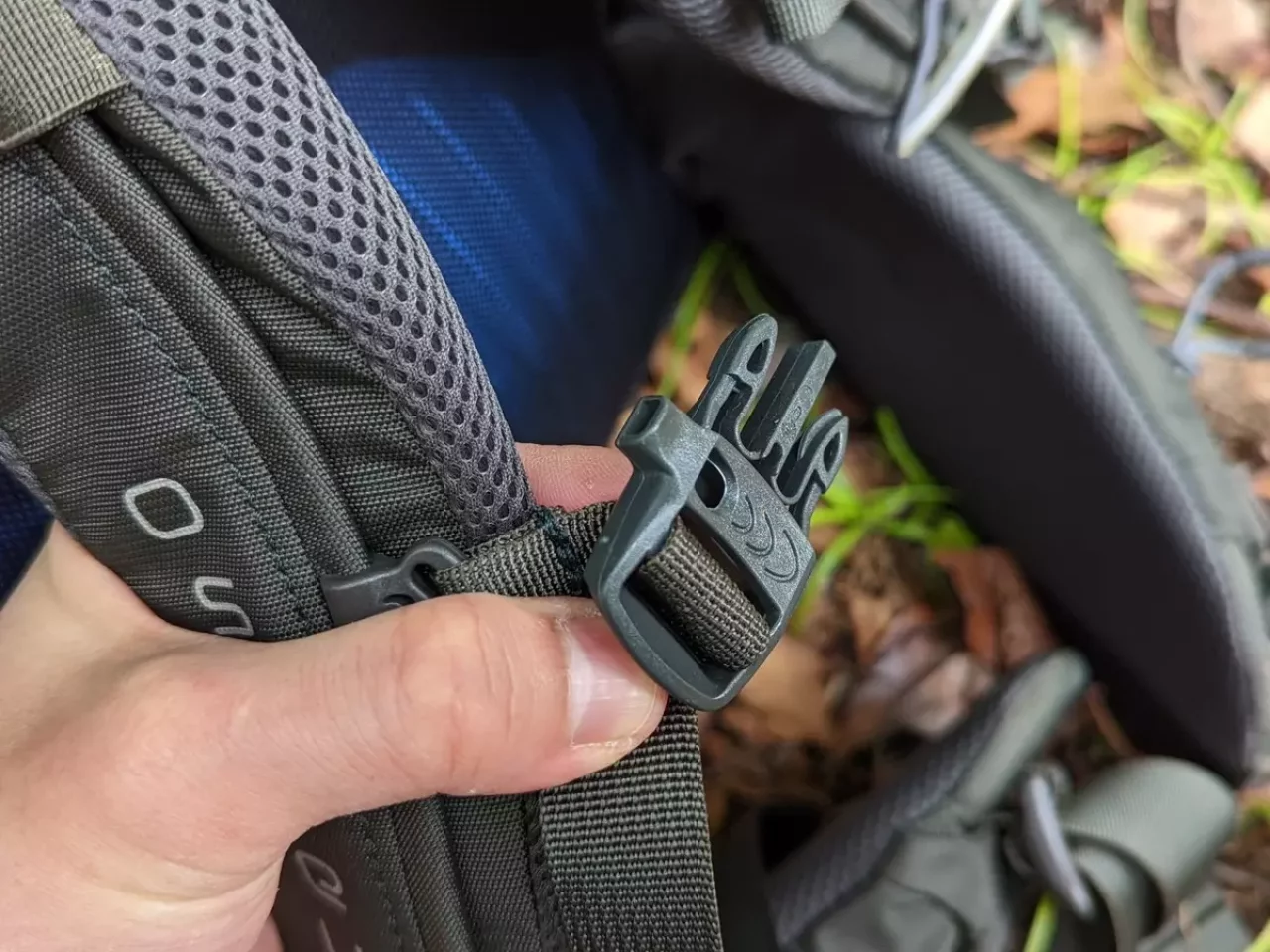 チェストストラップがエマージェンシーホイッスルになっている