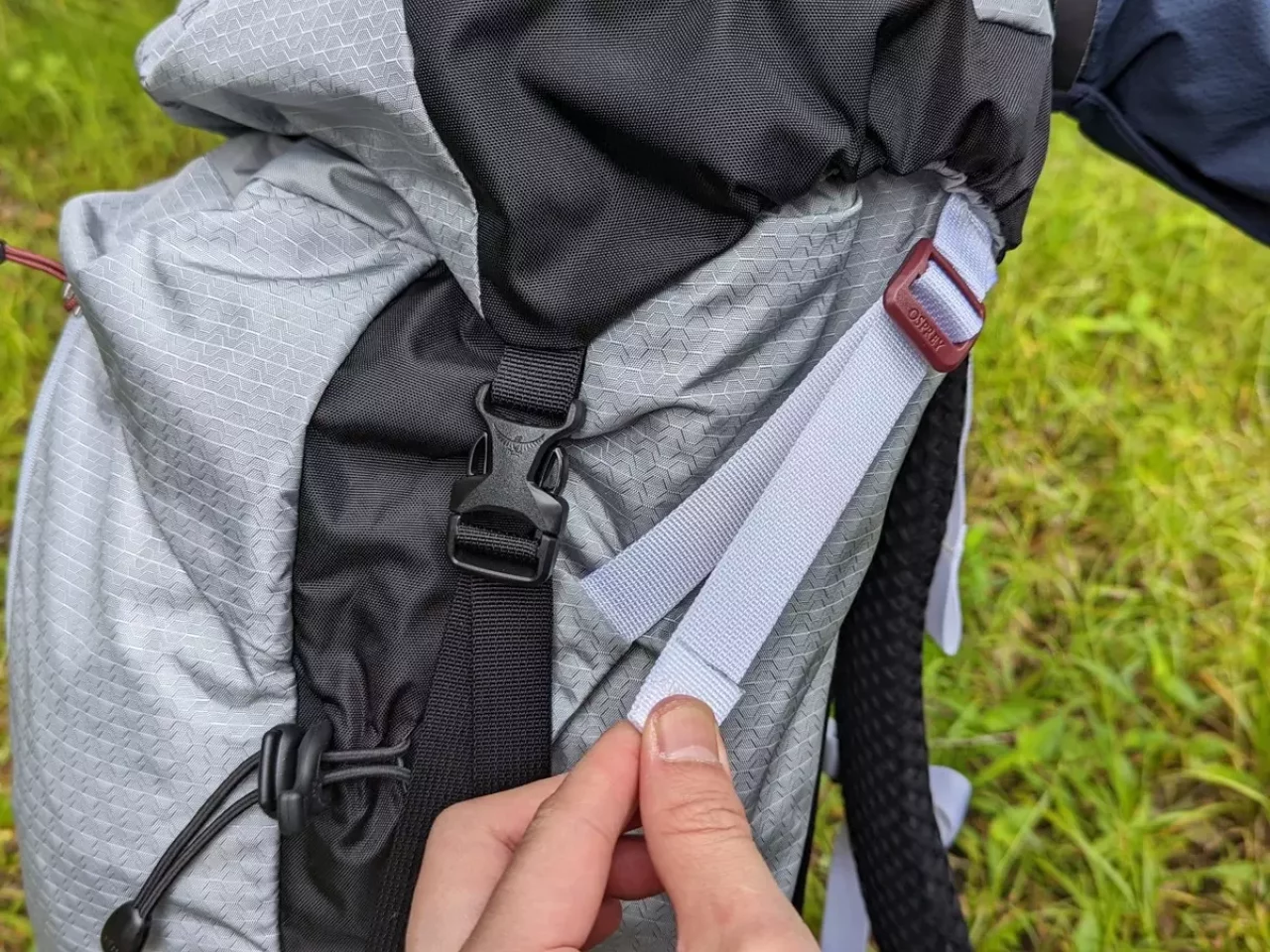 側面上部のコンプレッションストラップ