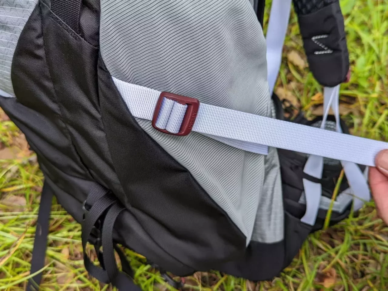 側面下部のコンプレッションストラップ