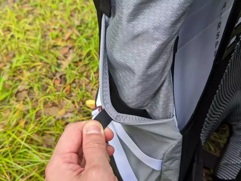左右のストレッチポケットには水筒を収納