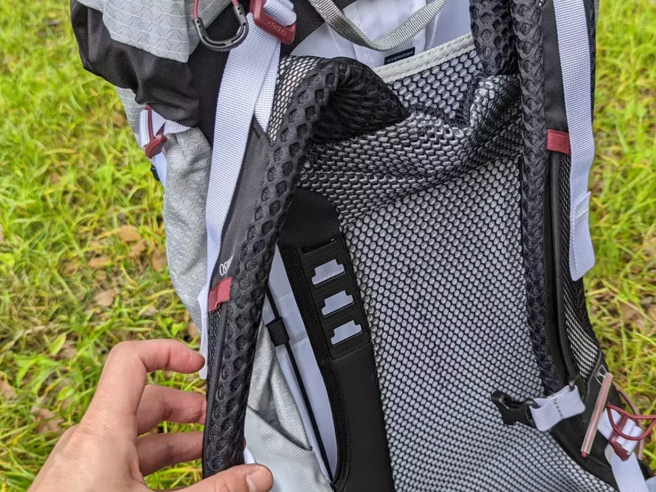 背面には立体的に貼られたメッシュバックパネル