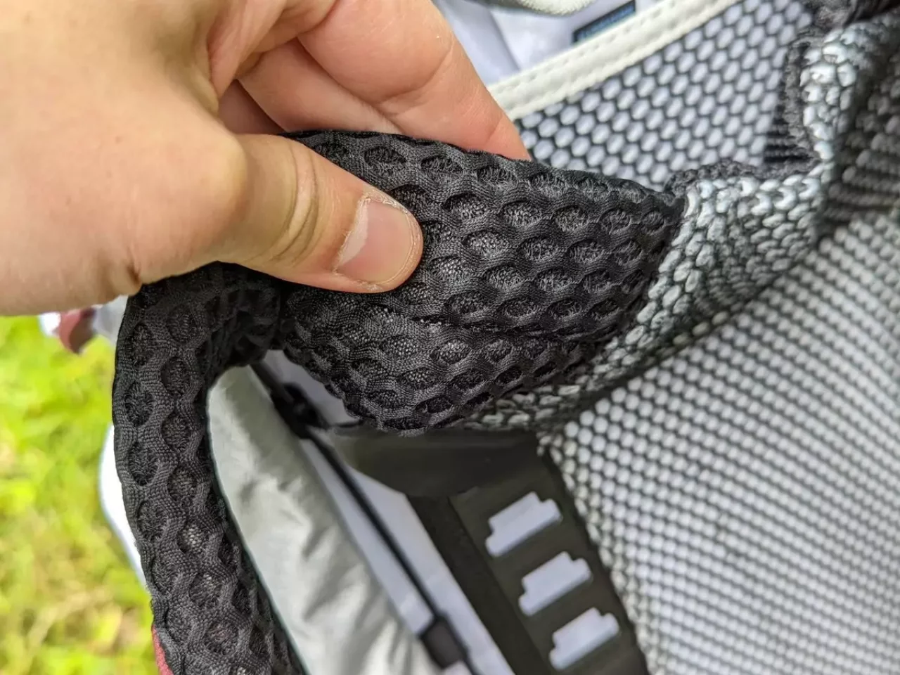 ショルダーベルトの形状は体の形に合わせたカーブを描いています。