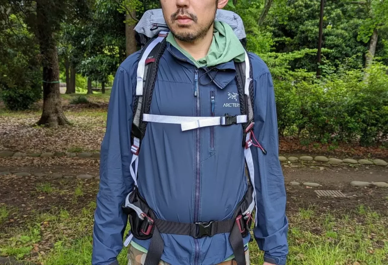 ショルダーベルトの形状は体の形に合わせたカーブを描いています。