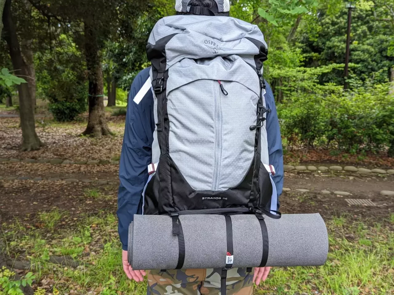 ザックの外側のボトム部分にはストラップが2箇所ついており、クローズドセルマットレスなどを取り付ける