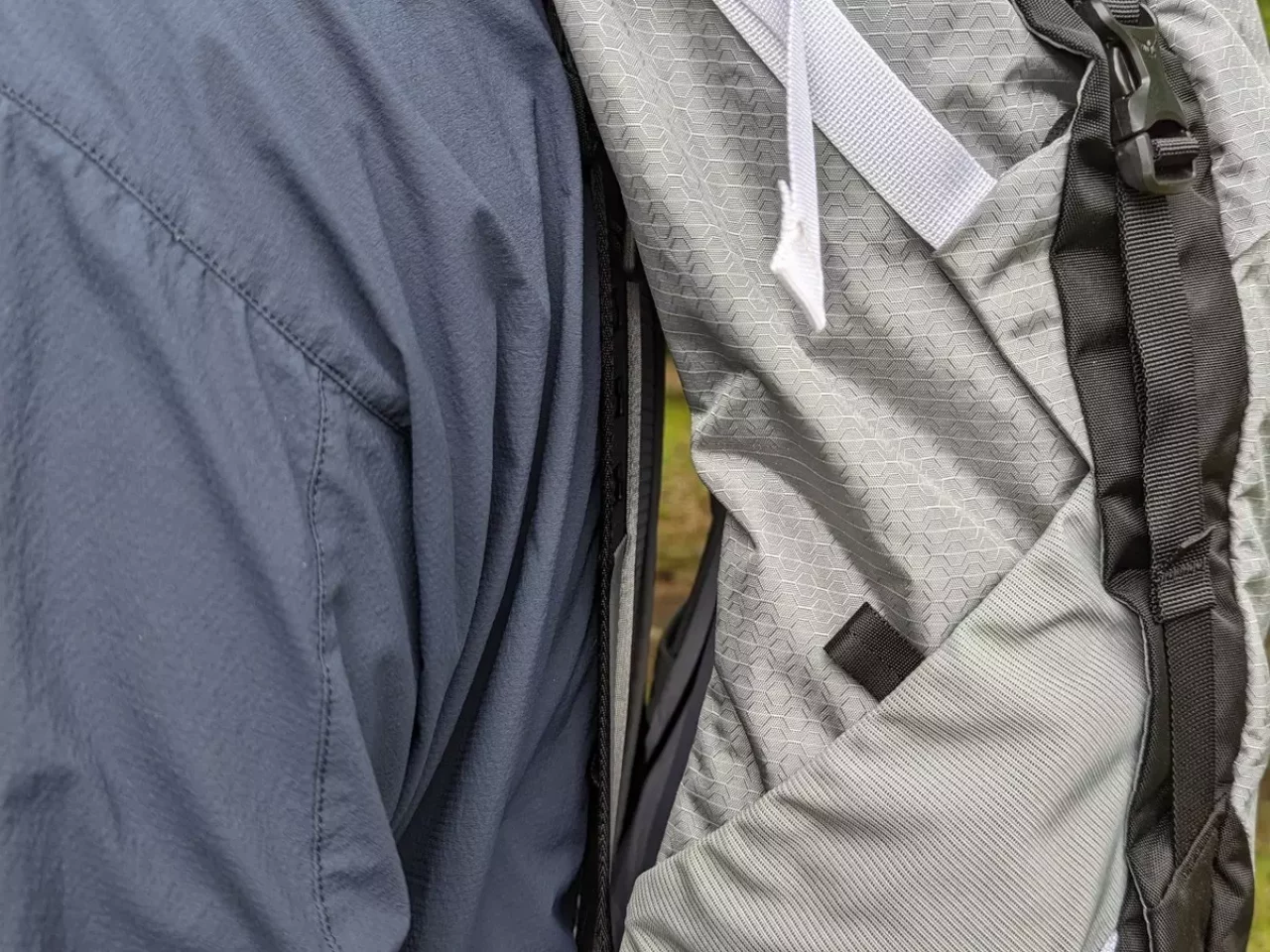 ライトワイヤーフレームがザックをしっかりと安定させ、本体との間に隙間を設けてあるため通気性に優れています。