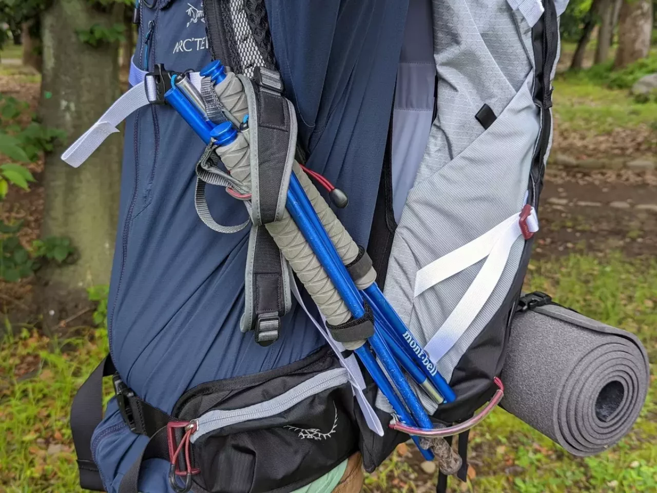 トレッキングポールを一時固定できるアタッチメント