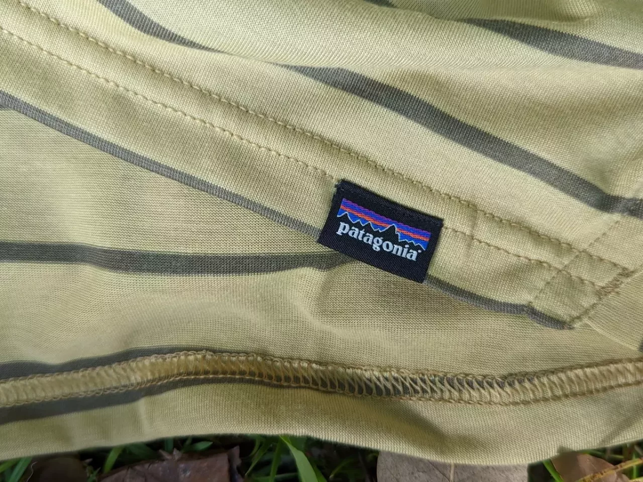 キャプリーン・クール・トレイル・シャツを選ぶシーン