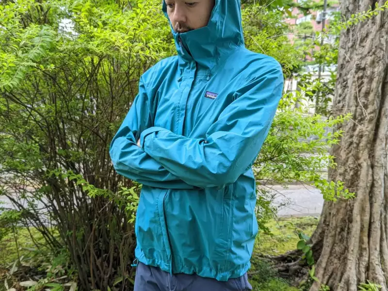 3レイヤー仕様のため、さらっとした着心地で、しかもパリっとしすぎず、滑らかな着心地