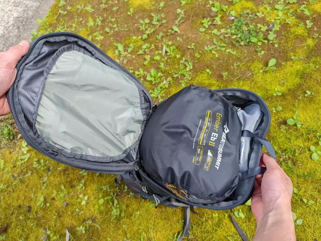 大きなUの字型で開閉するポケット